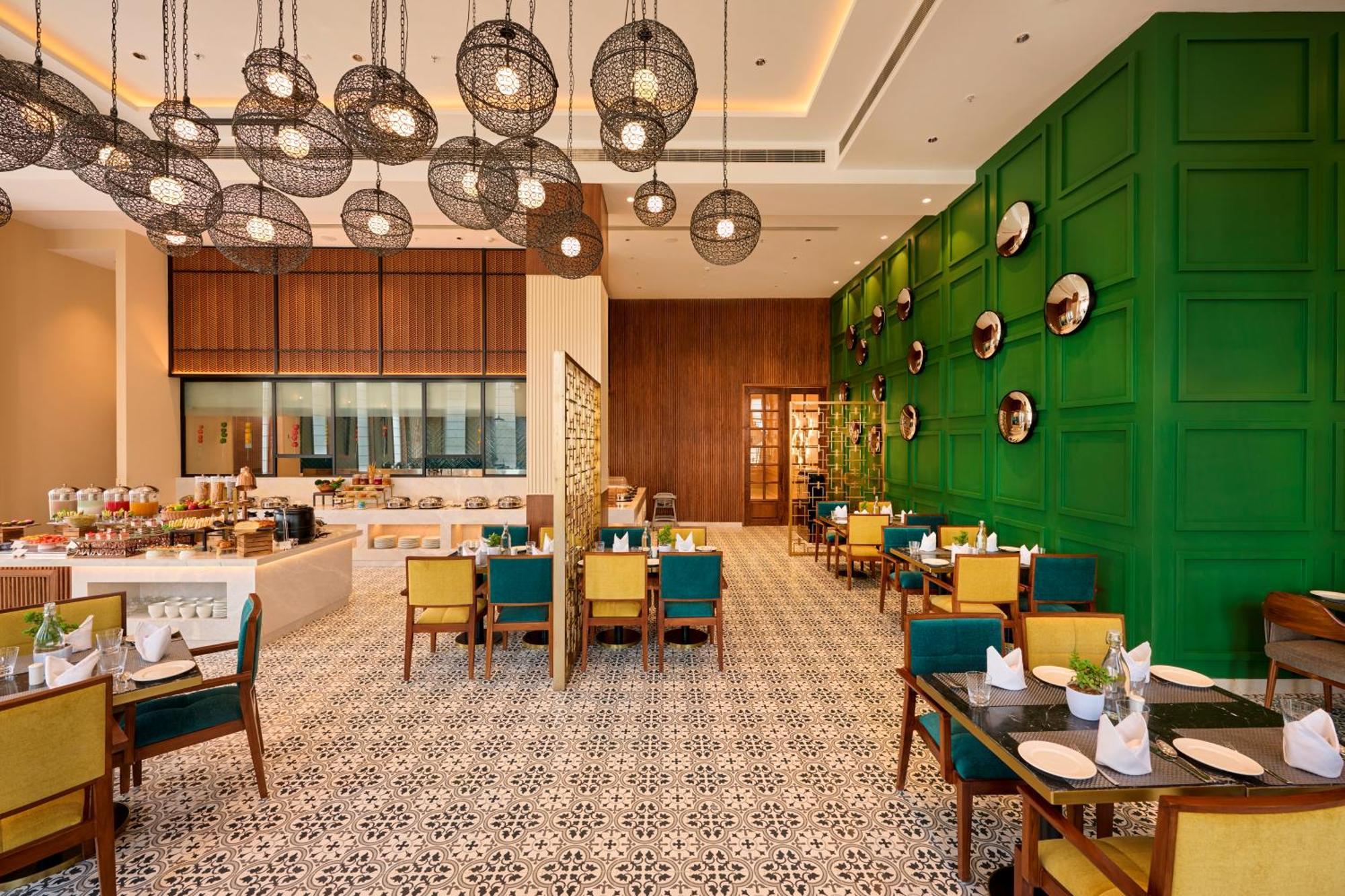 Iris Sarovar Portico グルガウン エクステリア 写真