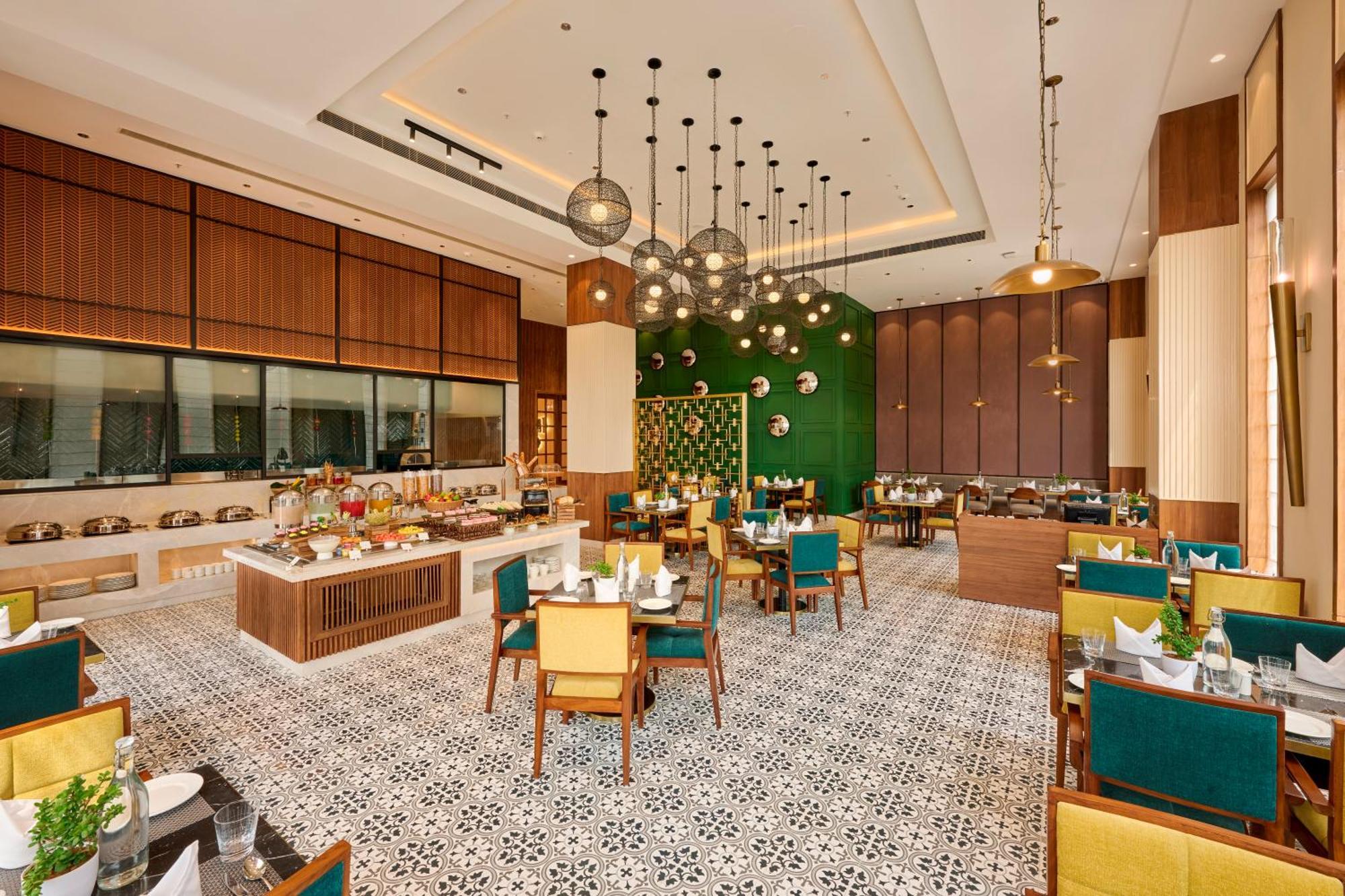 Iris Sarovar Portico グルガウン エクステリア 写真