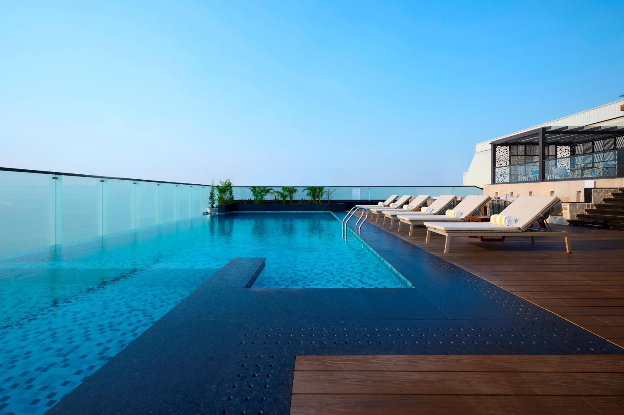 Iris Sarovar Portico グルガウン エクステリア 写真