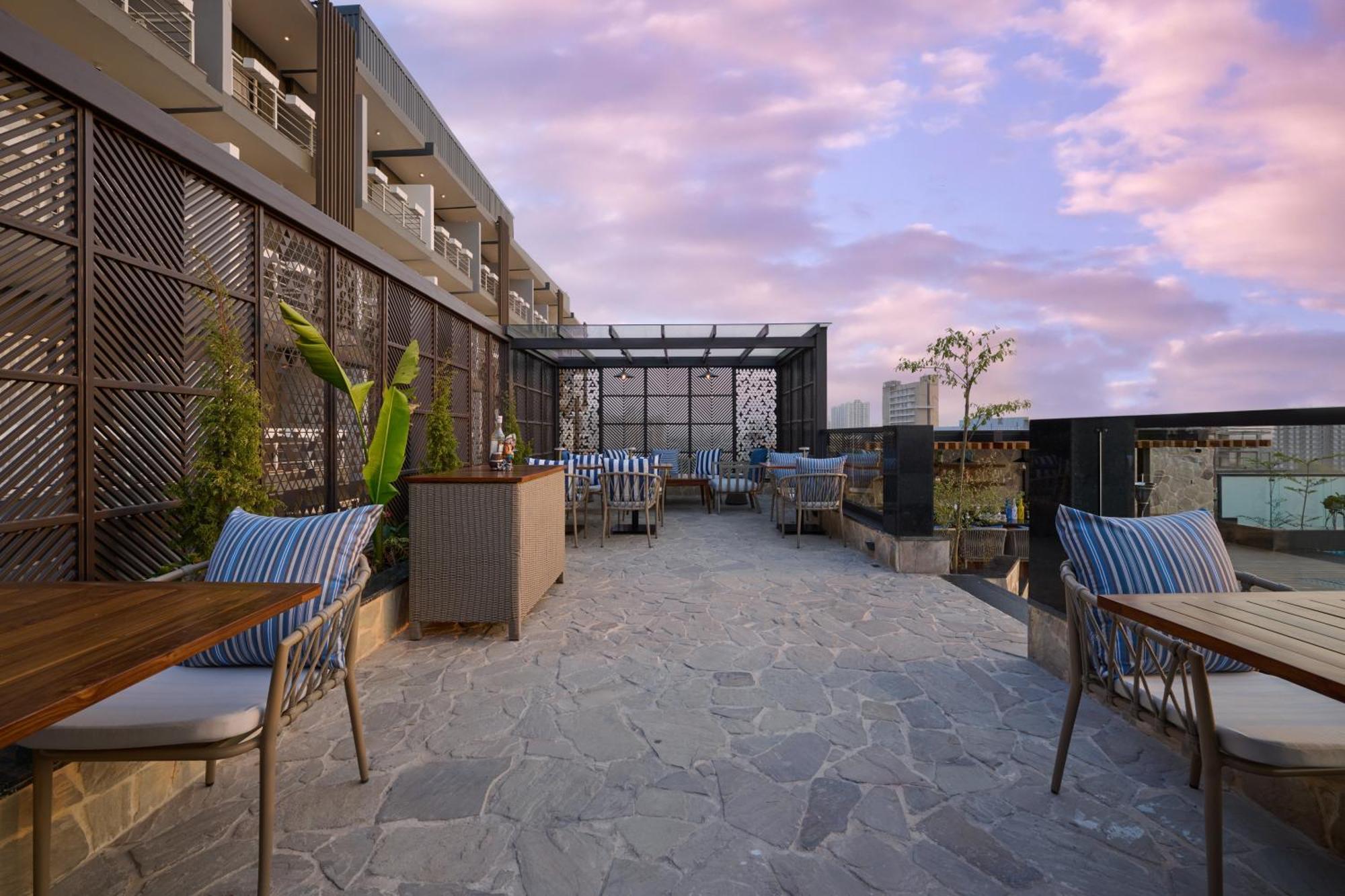 Iris Sarovar Portico グルガウン エクステリア 写真