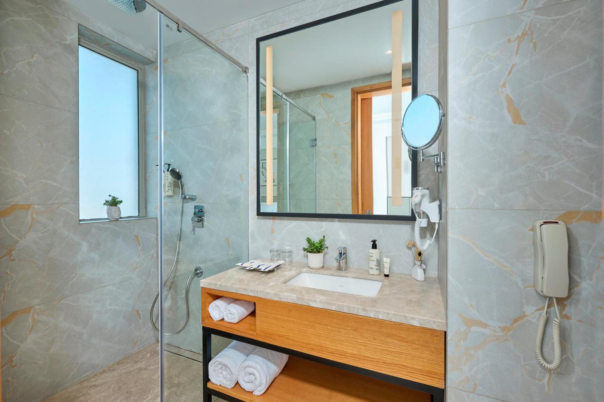 Iris Sarovar Portico グルガウン エクステリア 写真