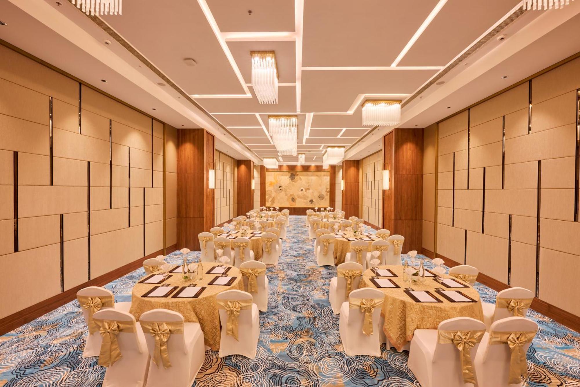 Iris Sarovar Portico グルガウン エクステリア 写真