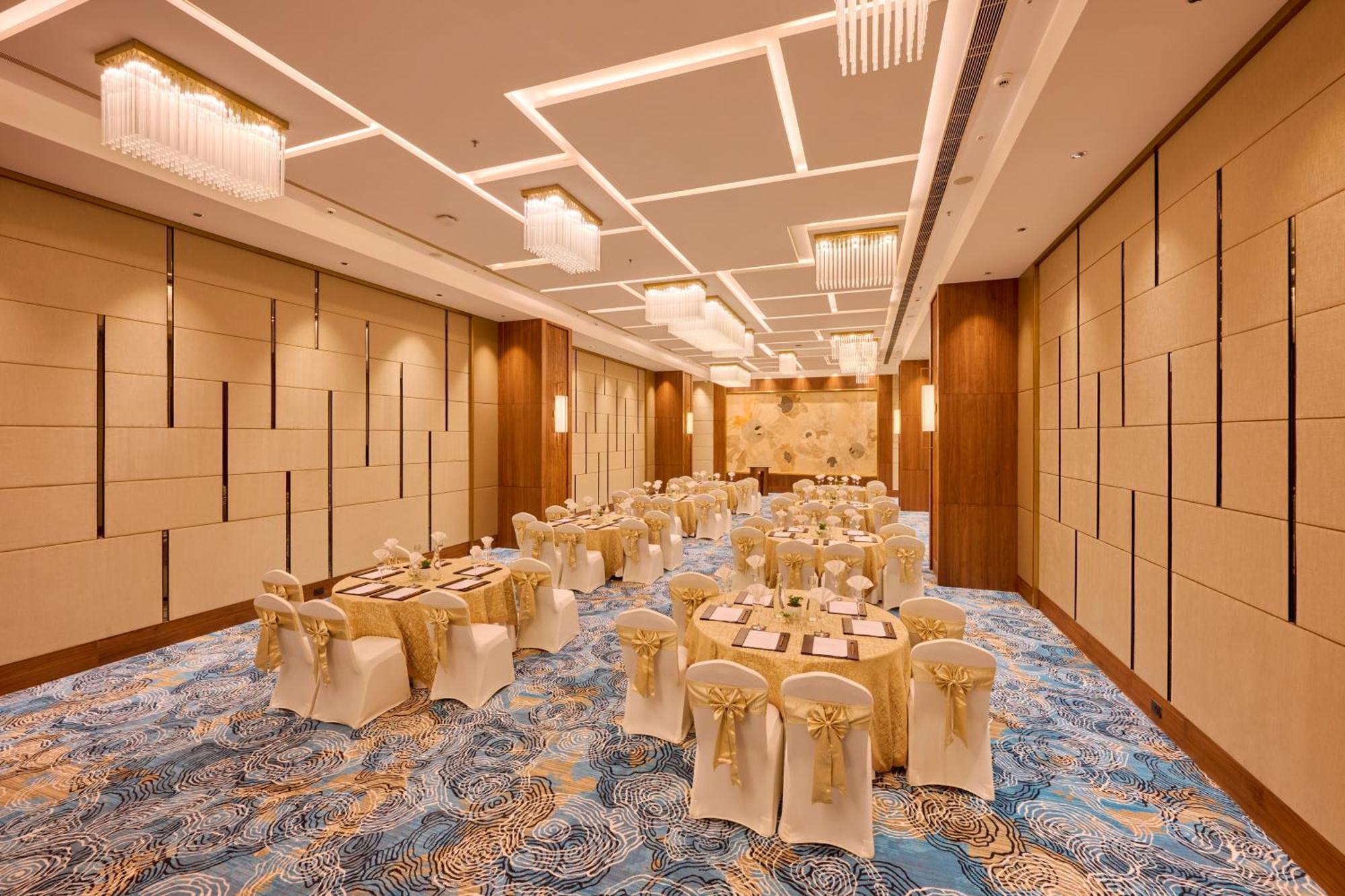 Iris Sarovar Portico グルガウン エクステリア 写真